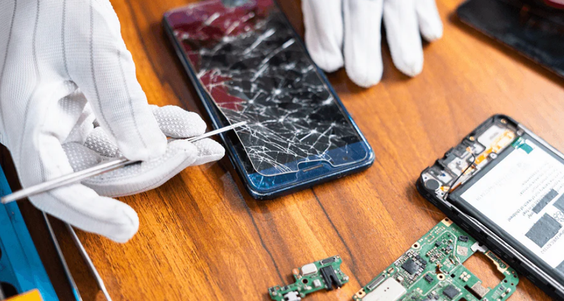 How to Become an Effective Cell Phone Repair Specialist in 2025?